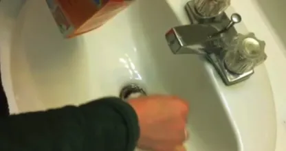 Bah, l’égout pue! Avec ce truc simple, vous pouvez enlever cette sale odeur des vidanges et des tuyaux!