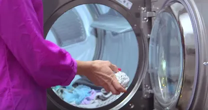 Wow: ¡haz una bola de papel de aluminio y métela en la secadora! ¡Esto es fantástico!