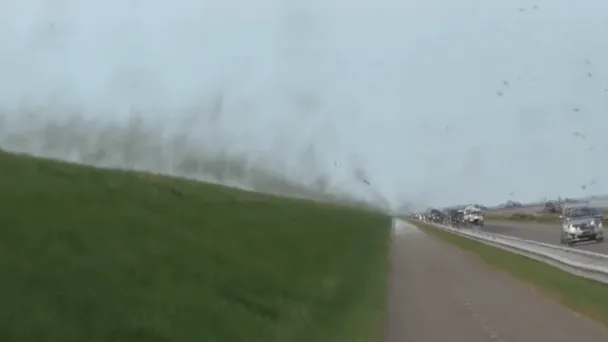 Een lokale regenwolk boven de Afsluitdijk? Deze keer niet! Maar wat is het dan wel?