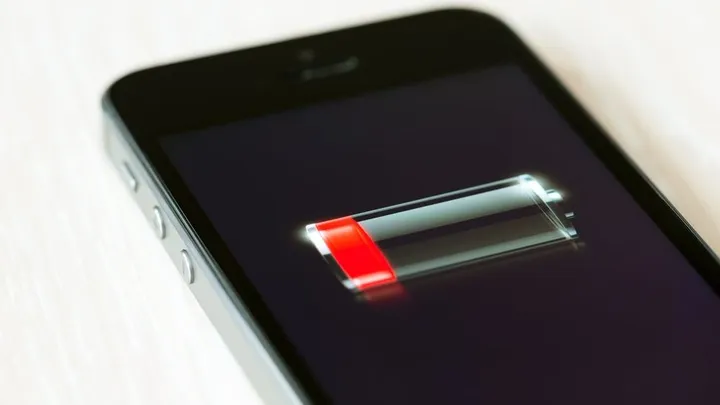 Ochnee... Der Akku ist fast leer! Kennst du DIESEN Trick schon? So lädst du dein Telefon viel schneller auf!