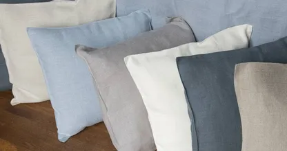 Ze zien er misschien uit als gewone kussens, maar dit is wat er gebeurt als hij zijn hand er overheen haalt! Wauw!