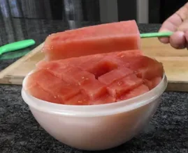 Praktisch und erfrischend: Wassermelone am Stiel!