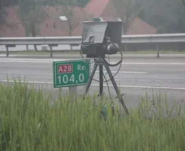Politie zet nieuw wapen in: flitsers zien dat telefoon gebruikt wordt in auto