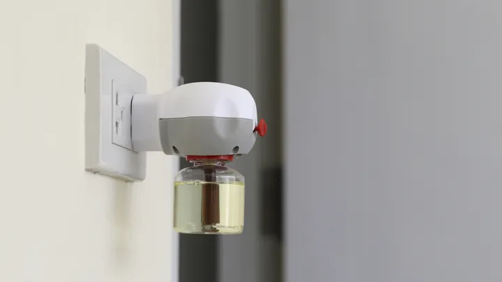 Muggenstekker in de slaapkamer: kan dat eigenlijk kwaad?