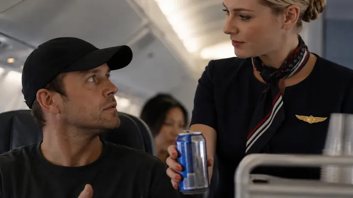 Stewardess gooit politieagent uit het vliegtuig, waarna hij wraak neemt