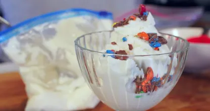 Stelle in nur 5 Minuten dein eigenes, hausgemachtes Eis her! Und das ganz ohne Maschine!