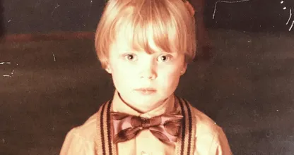 Zie jij welke Bekende Nederlander er achter deze schattige kinderfoto schuilt?