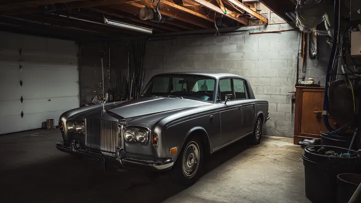 Man Buys a Rolls-Royce for the Price of an Old Polo—and Finds a Nightmare Under the Hood