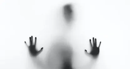 영화 세트에 대한 저주: 이 공포 영화는 촬영 후에도 멈추지 않았습니다