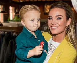 Wat ’n boefje: kleine André zingt stout Sinterklaasliedje bij mama Monique