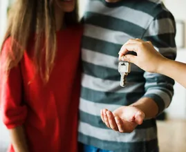 Bizar: bij aankoop van dit huis krijg je de bewoners erbij