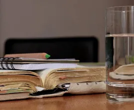 Warum du Wasser das die ganze Nacht stand nicht mehr trinken solltest