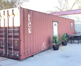 Von außen sieht er aus wie ein gewöhnlicher Schiffscontainer, aber warten Sie, bis Sie ihn von innen gesehen haben!