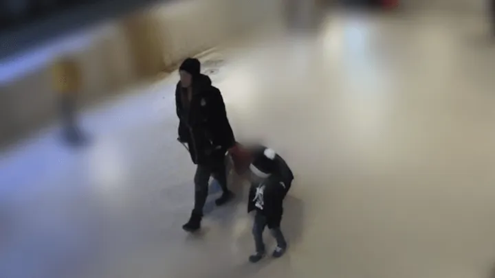 Kind zeer waarschijnlijk achtergelaten: politie vindt kleuter moederziel alleen op Amsterdam Centraal