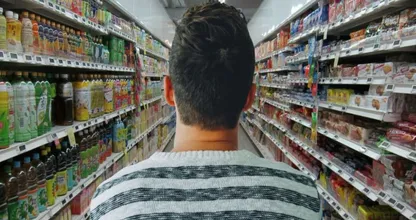 Bescheiden man neemt voor maar 16 euro aan boodschappen mee tijdens 1 minuut gratis winkelen