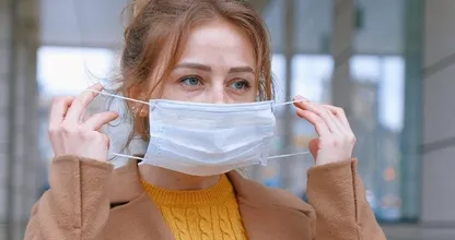 Waarom zijn mondkapjes in het buitenland verplicht en in Nederland niet?