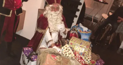 Ach, wat schattig! De allereerste pakjesavond van de kleine André Hazes III, moet je de foto's zien!