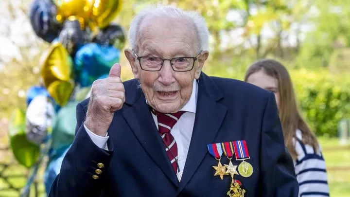 Britse veteraan die miljoenen inzamelde voor gezondheidszorg ontvangt 125.000 verjaardagskaarten