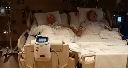 Dit echtpaar is 64 jaar bij elkaar en overlijdt terwijl ze elkaars hand vasthouden.. Wij moeten een traantje wegpinken!