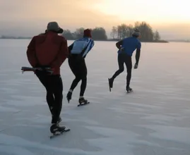 Pas op met schaatsen op natuurijs: al meerdere mensen door het ijs gezakt