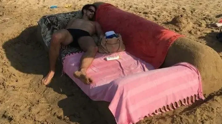 가장 재미있는 해변 사진들: 일부는 너무 멀리 가고 있습니다!