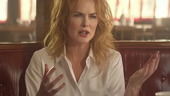 Anspruchsvolle Dame in einem Restaurant bekommt ihr Karma auf dem Silbertablett serviert