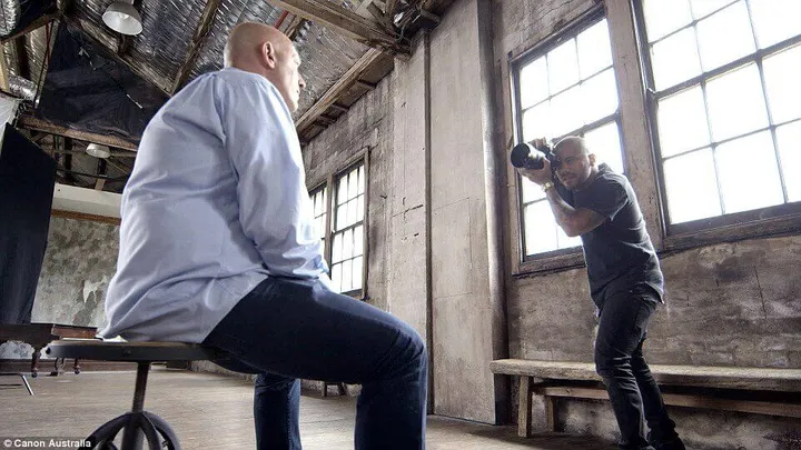 Zes fotografen maken één portretfoto van dezelfde man. Het resultaat is waanzinnig!