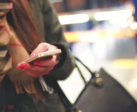 Mit diesem einfachen Trick machst du deine Handschuhe Smartphone tauglich!