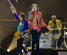 Mick Jagger tijdens concert in ArenA: 'Blij dat jullie niet bij Frans Bauer zijn'