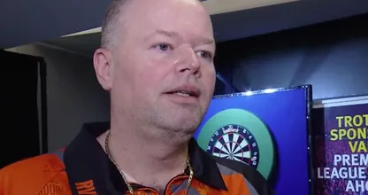 Raymond van Barneveld geniet samen met zijn nieuwe liefde Julia in Parijs