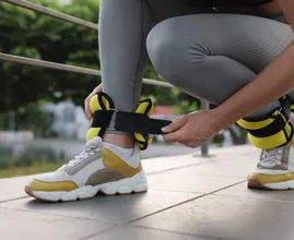 Ankle weights on the daily walk: physiotherapists see the extra effort, and what it can cost your knees
