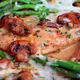 Rezept: saftiges Hühnchen mit Champignons und Spargel.