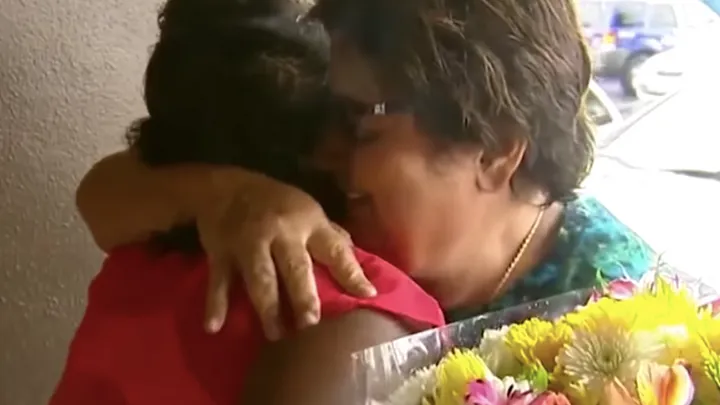 Mujer ve a hombre llorando en el aeropuerto después de que tuvo que tirar un paquete
