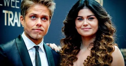 Daar is-ie dan: de herenigingsfoto van Roxeanne en André Hazes
