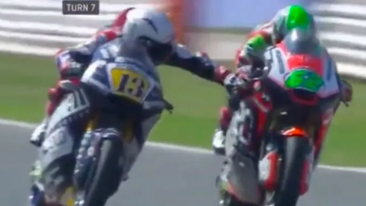 Video: Moto2-coureur knijpt tijdens race in rem van tegenstander