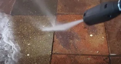 Hogedrukreiniger op tegels? Dit is waarom je dat beter niet kunt doen