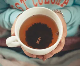 Como se livrar das manchas de chá marrom em sua caneca