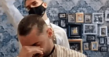Fryzjer goli się na łyso na znak solidarności z pacjentem chorym na raka