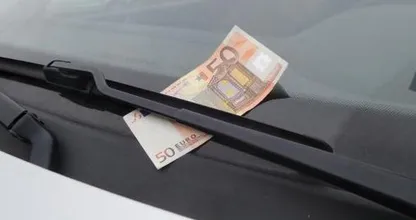 Wow! 50 Euro an deinem parkenden Auto! Mitnehmen? Das wäre ein großer Fehler...