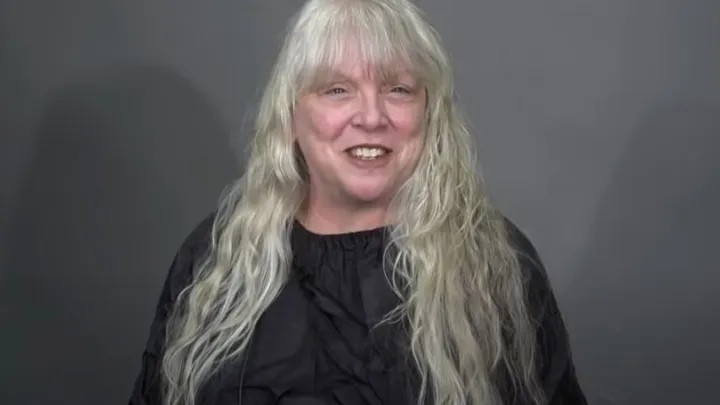 Wat een plaatje: Paula gaat van lang grijs haar naar een korte blonde coupe