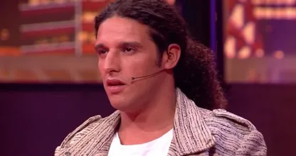 Ali B stuit op veel kritiek op foto waarop hij doucht met zoontje