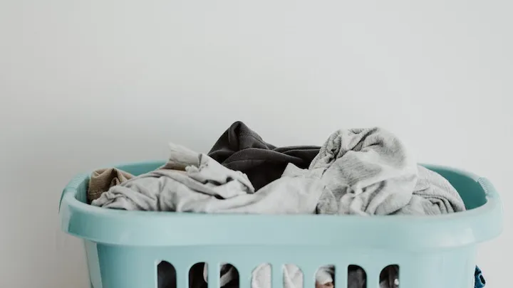 Papieren zakdoekje meegewassen? Zó krijg je die pluisjes uit je wasgoed!