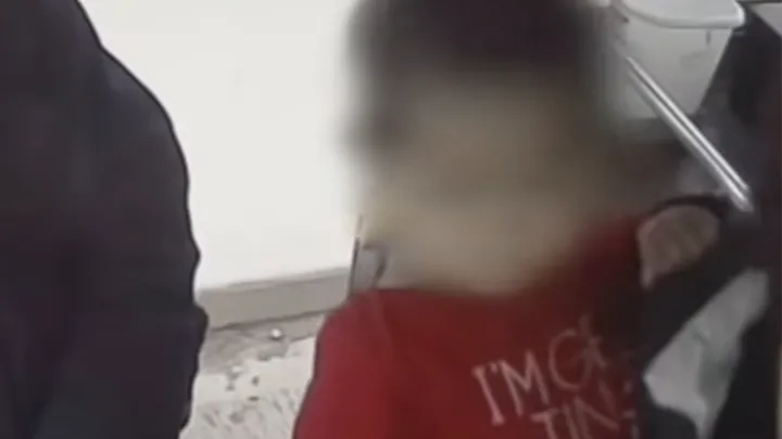 Boy enters bus barefoot, driver immediately calls the police