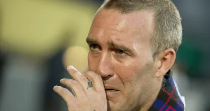 Verschrikkelijk hoe deze aan ALS lijdende ex-profvoetballer is behandeld door KLM.. Dit kan toch niet?