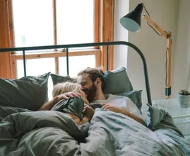 Onderzoek: samen slapen met je partner is goed voor je gezondheid