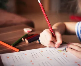 Ouders laten baby en peuter alleen thuis, zodat ze naar de bios kunnen