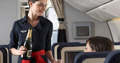 Stewardessen van Air France moeten verplicht een hoofddoek dragen van en naar Iran. Moet dit kunnen?