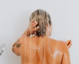Feit of fabel: je moet je haar twee keer wassen met shampoo tijdens een wasbeurt