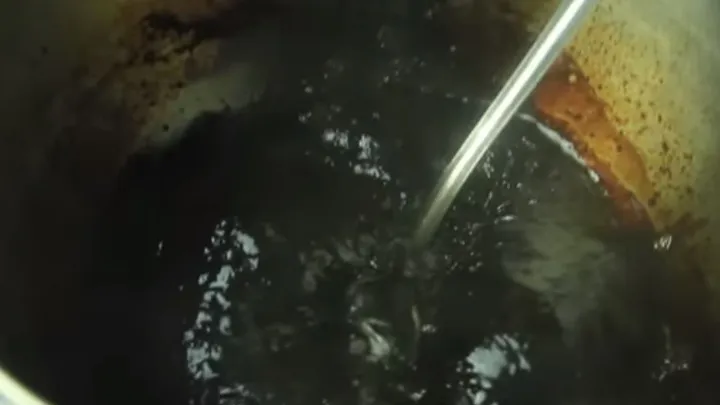 Er lässt den Wasseranteil von diesem bekannten Getränk verdampfen. Was übrig bleibt.. und das trinkst du?