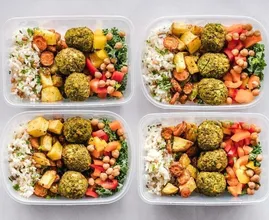 Zo krijg je je plastic vershoudbakjes écht goed schoon